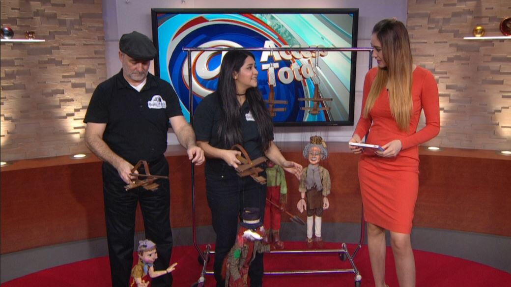 AdrianaLopezTV's tweet photo. Yo detrás de cámaras encantada con las marionetas! @GeppettosDallas https://t.co/58fazWIUPd