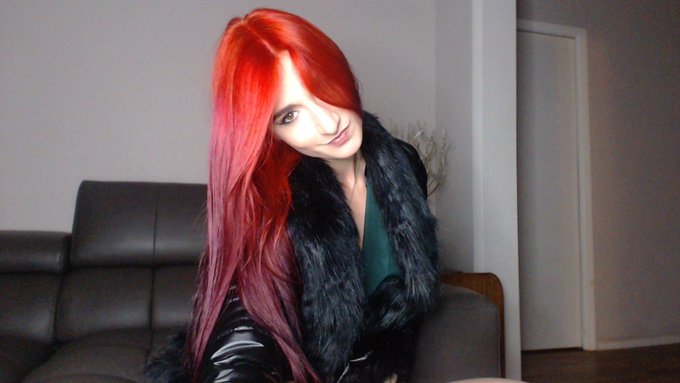 Royal red hair and jet black bear fur https://t.co/vo7yRJrI9t