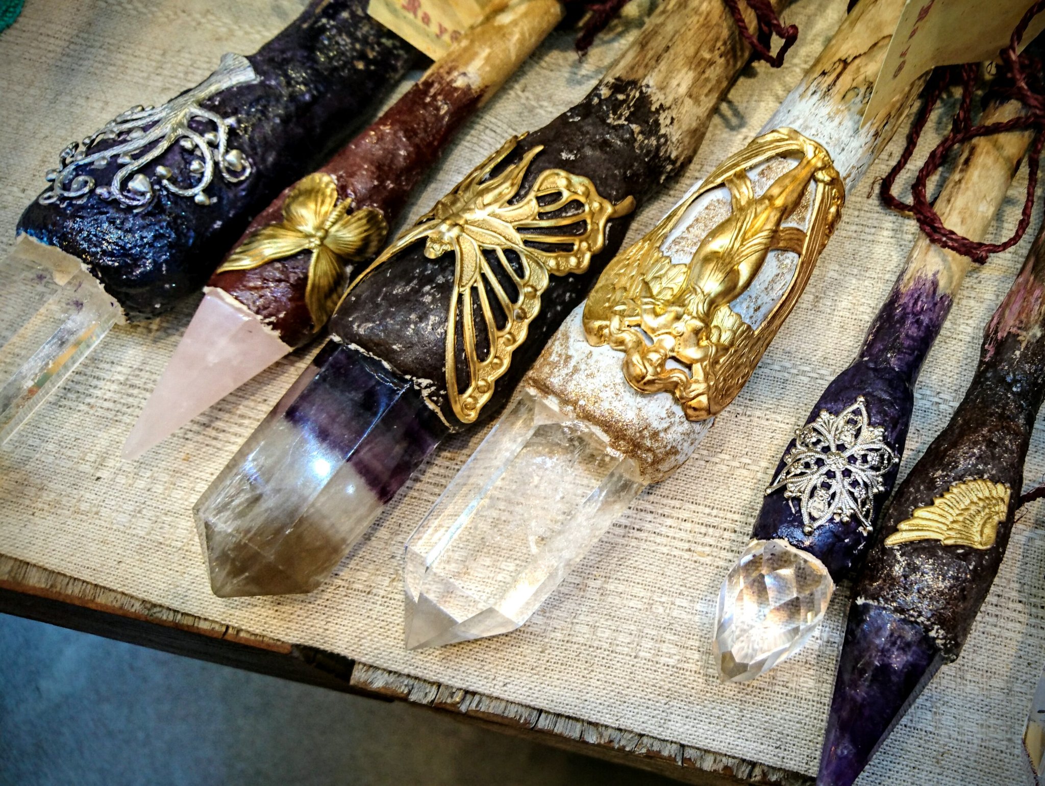 十雲子 Tomoko May S Garden 自作のクリスタルワンド達 委託先のショップで並んでいるところ ほとんど持ち主の元へ旅立って行ったので 新作を目論見中 クリスタルワンド ヒーリングワンド ワンド 魔法の杖 魔女 天然石 パワーストーン