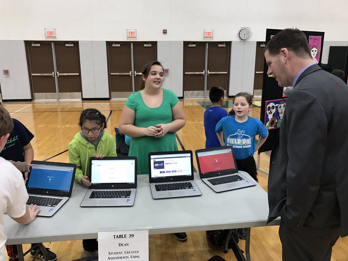 DrVickiLarson's tweet photo. Tech Night in action! Great job Dean Students!! #wcusd200 @waggishartroom @SraRaa1 @missjacobson2 https://t.co/UwtEZv7ke7