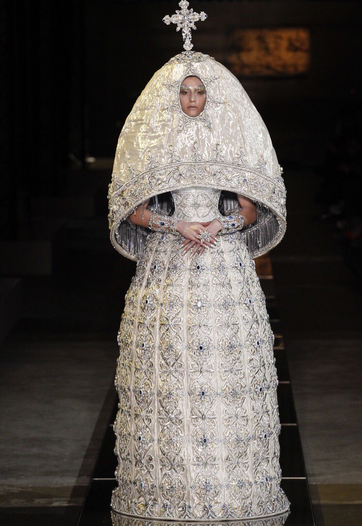 DEVILDIOR's tweet photo. Guo Pei Spring 2017 Couture | breathtaking, powerful, elegant depictions of medieval and baroque queens. I am in love. https://t.co/UDv3PfKUmP