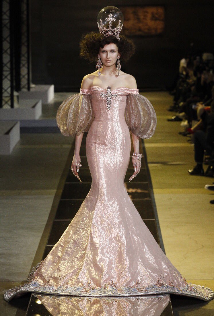 DEVILDIOR's tweet photo. Guo Pei Spring 2017 Couture | breathtaking, powerful, elegant depictions of medieval and baroque queens. I am in love. https://t.co/UDv3PfKUmP