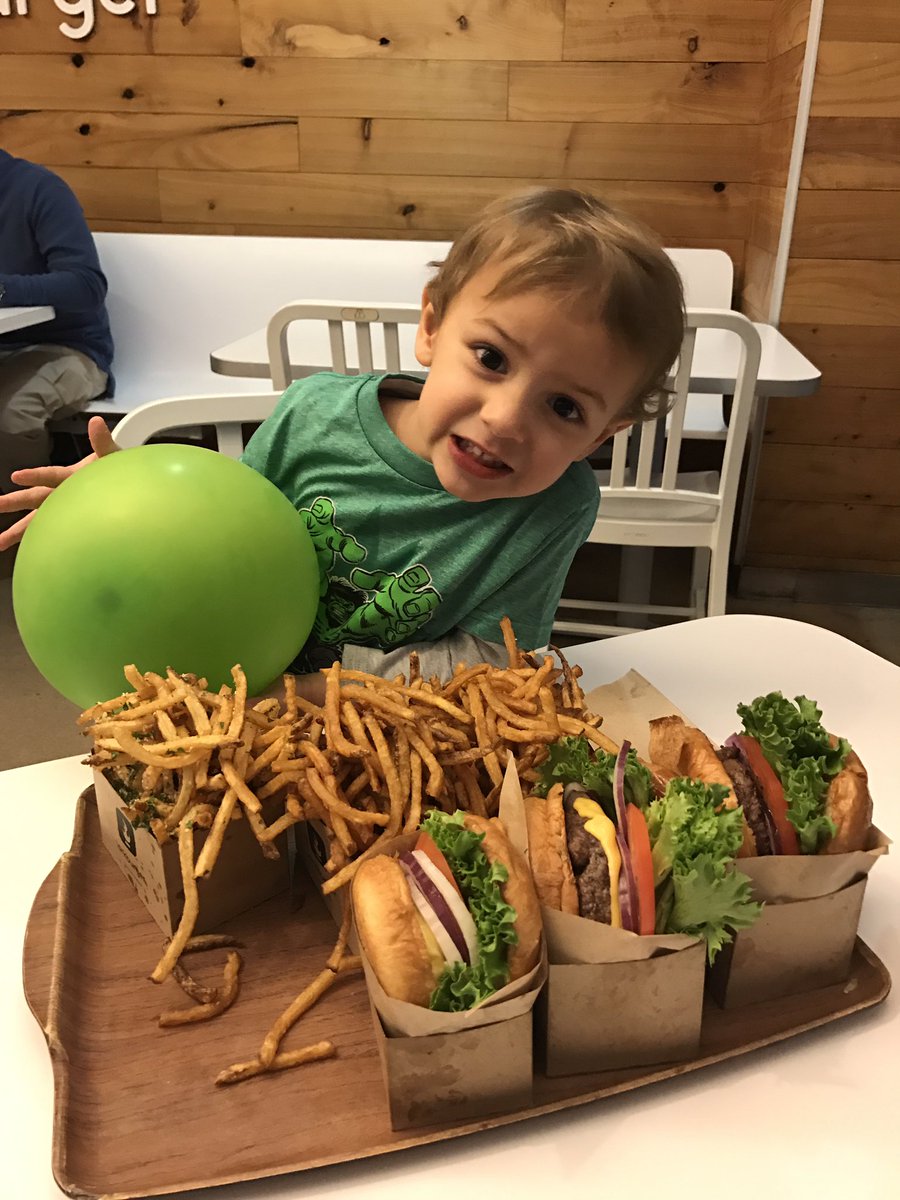 kiramullis's tweet photo. @larkburger Wearing our green for #lovelarkburger day! #yummy https://t.co/6bbwOQSLV0