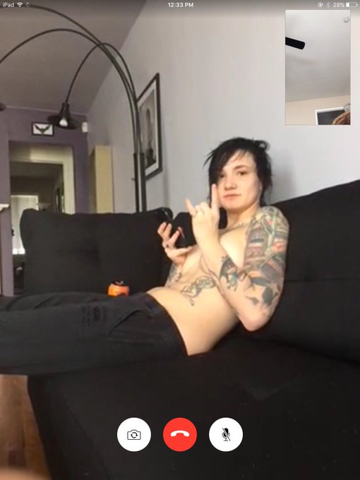 When @leighravenx facetimes her mom and they be screenshotting me without my knowledge 🖕🏻 https://t.<a class="tags" href="/tag/leighravenx">@leighravenx</a><a href="/tag/jeanvaljean"class="tags"><span>#jeanvaljean</span></a>