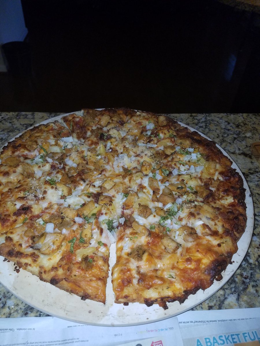 AONDARII's tweet photo. #FirstTimePizza #Bacon #Pineapple #Onion #Lettuce #Pork #AmatuerCounter https://t.co/FGxueZyg2j