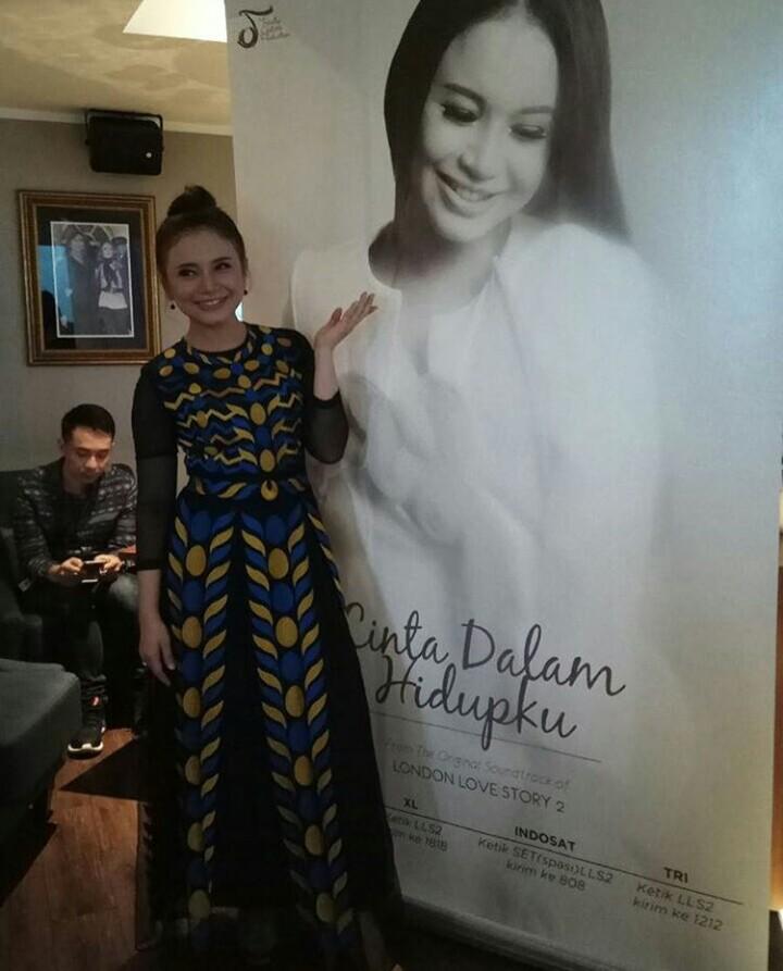PramuditaAnjeli's tweet photo. Judul lagu ost london love story 2 yaitu "CINTA DALAM HIDUPKU" BY ROSSA @londonlovefilm @SCP_Films #KUISOSTLLS2 https://t.co/nMlNh73JUq