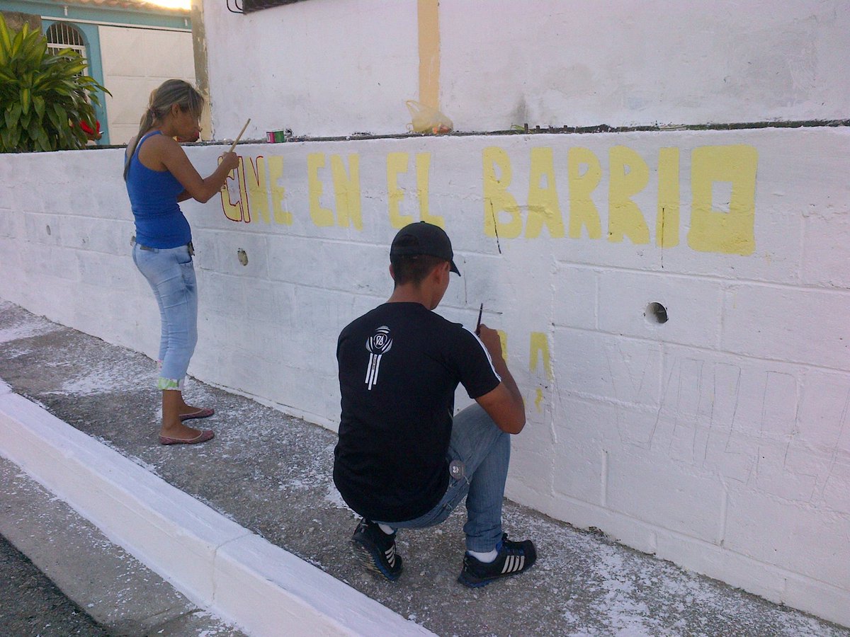 edgardoa22's tweet photo. #cinedebarrio #jdbyaracuy #activos en la comunidad "la villa" #andamosenuna #andamosenotra https://t.co/F2DFDNAlpR