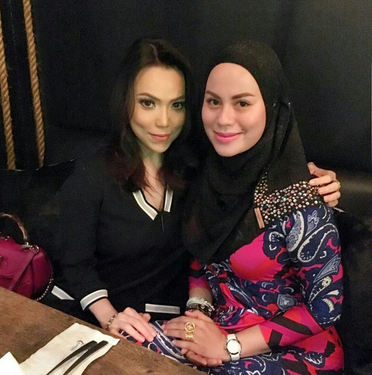 MyMeleTOP's tweet photo. Haih, manis betul mereka berdua ni! Best friend tapi dah macam kembar seiras dah 😍 #MeleTOP

Kredit Foto: IG @farahdhiya_fd https://t.co/iB9adixbzx