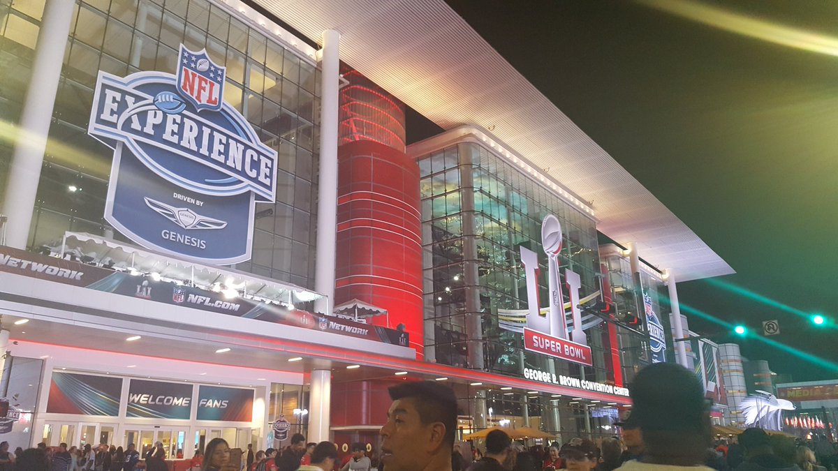 HandleWorkLife's tweet image. So amazing to see our city transformed like this for Super Bowl!  LOVING the energy downtown! @RollsTheRealtor  @HouSuperBowl