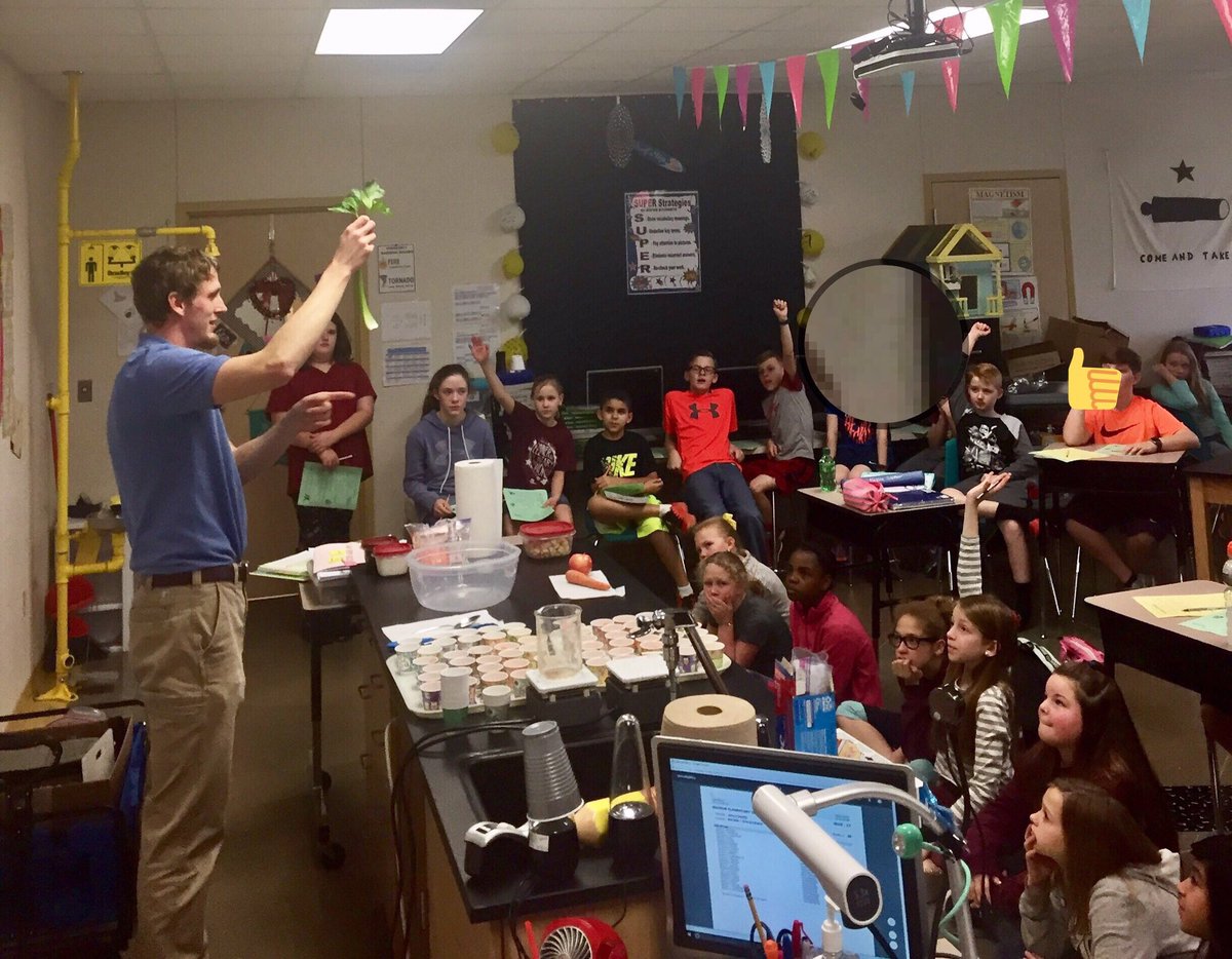 KelliDaviskk's tweet photo. Thx Joel Redus! Science:where we can learn about foods, grow our own, cook, & eat in class! #KidsDeserveIt #bonnerbuzz #buzzhisd https://t.co/rJ0SoU6W2s