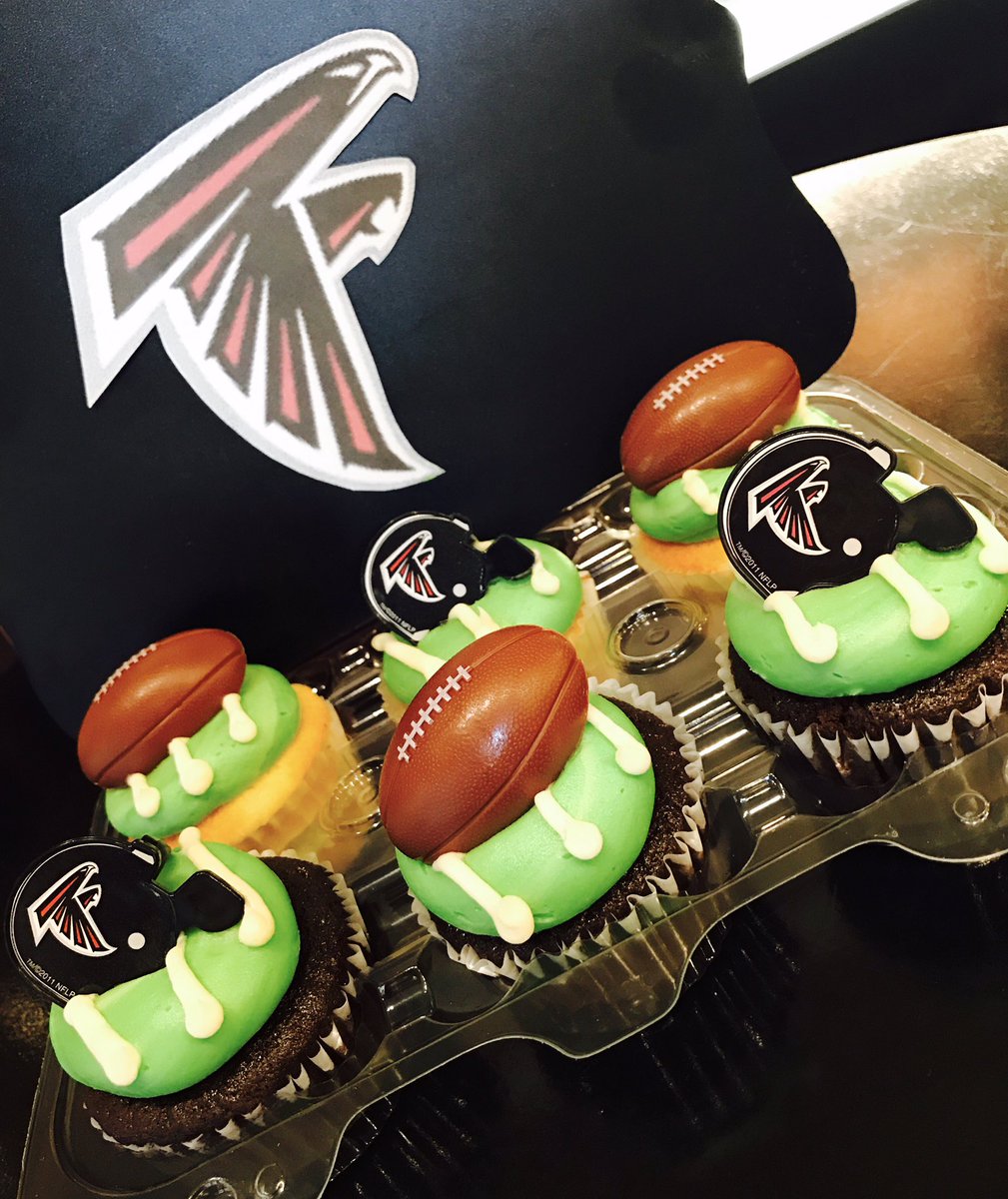 SweetShoppeBR's tweet photo. @ExploreGeorgia check out how Blue Ridge GA is celebrating the #AtlantaFalcons #riseupblueridge https://t.co/FqCNGS6ok3