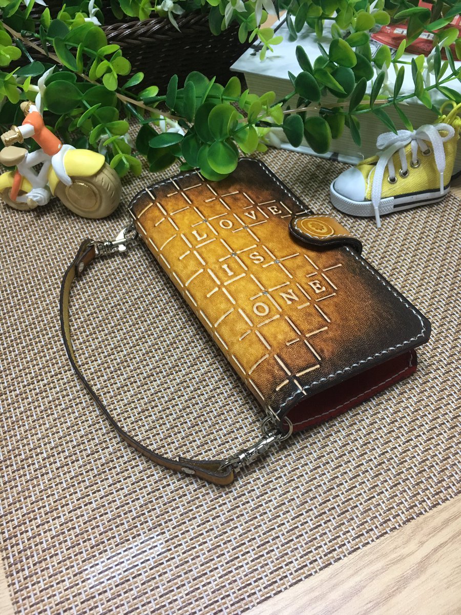 옐로우골드 빛이 담겨있는 휴대폰가죽케이스 소가죽 핸드메이드라 정성과 품질이 다릅니다 선물용으로 아주 좋아요