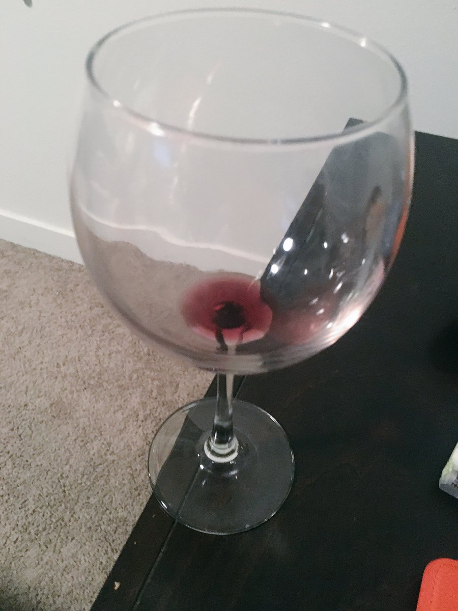 jbruin's tweet photo. Apple Watch, thanks for reminding me it's time for a refill 🍷#notabrick #whatwouldidowithoutyou https://t.co/gkuz87oSKR