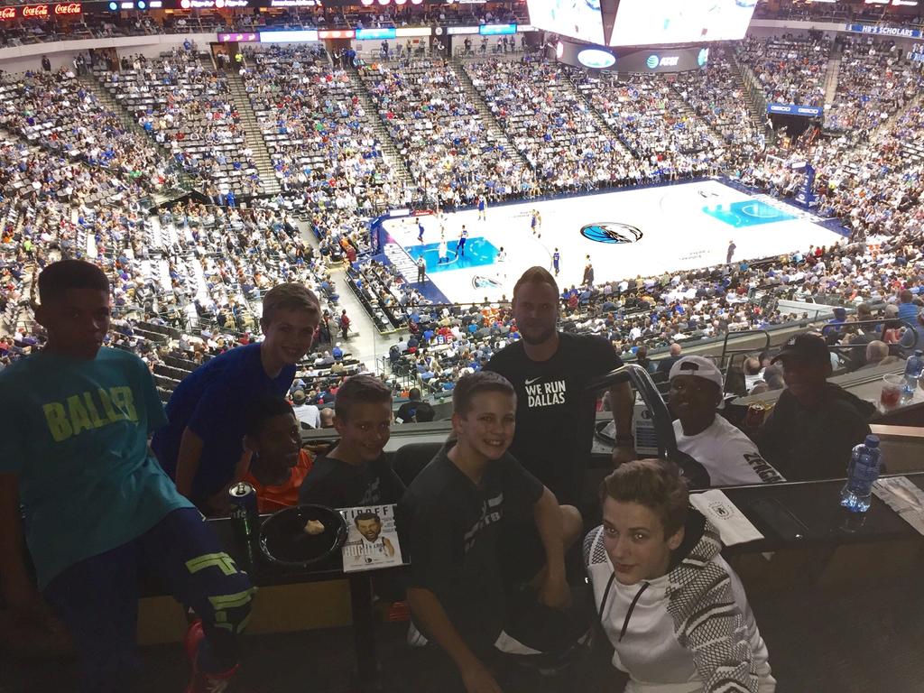 3dHoopsAcademy's tweet photo. Fun night with the fellas 3d23 @dallasmavs #3dHA #3d23 https://t.co/2rzjYVZC83