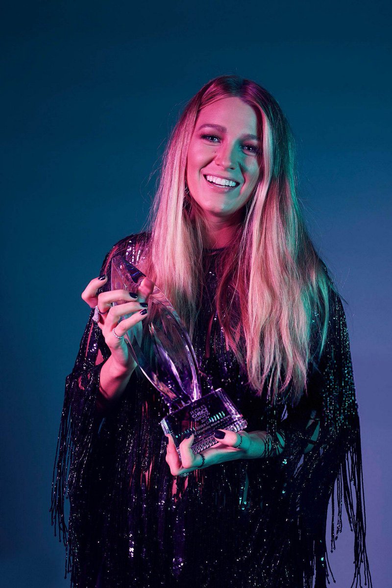 blakefansite's tweet photo. Gallery Update 2017 PCAs photoshoot   https://t.co/Jow9SsNG3f PLEASE CREDIT if you repost #BlakeLively @BlakeLively https://t.co/L7WlOtZS73