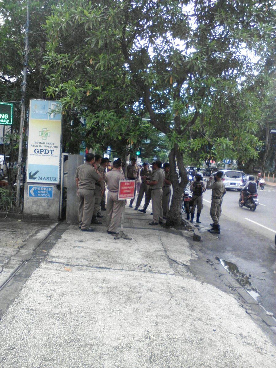 PolppJatim's tweet photo. Respon atas ketdknyamanan msyrkat tdk slalu hrs dgn tindakan represive.Dan trnyata,tulisan dlm papan peringatan lebih efektif.@Rs.Dr.Soetomo https://t.co/Efok1WnKNS