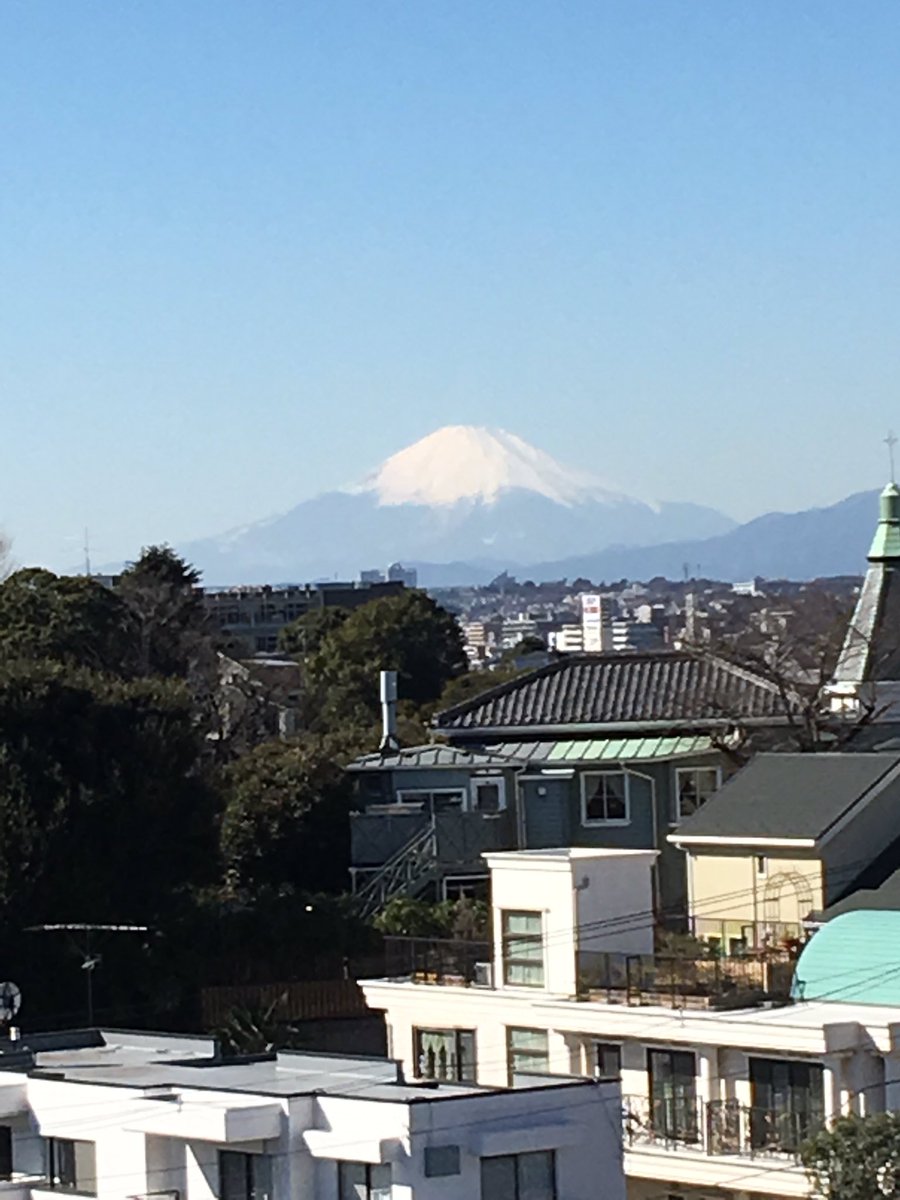 SENIAJapan's tweet photo. #yissenia2017 #yis Our pre-con starts in a week's time! Beautiful view of Mt Fuji from school today. NB: it's bright but cold! Wrap up warm! https://t.co/ZUdYJUhdkI