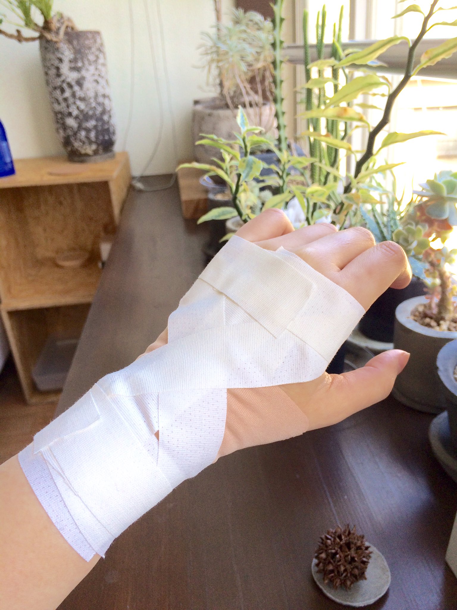 Hoccolie ほっこりえ 腱鞘炎だと親指側やもっと腕のほうやられるみたいなんだけど わたしは手首の付け根からすこし手の甲側で 先生曰くまあこれも腱鞘炎でしょうね とのこと 親指固定の腱鞘炎テーピングではなくて 手首捻挫の Hoccolie ほっこりえ 腱鞘炎だと親指側やもっと腕のほうやられるみたいなんだけど わたしは手首の付け根からすこし手の甲側で 先生曰くまあこれも腱鞘炎でしょうね とのこと 親指固定の腱鞘炎テーピングではなくて 手首捻挫の