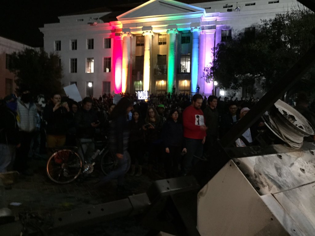 ChrisGEdwards's tweet photo. #punchnazis @ #UCB #Protest  #MiloYiannopoulos #Sfbay  #resist #impeach #BREAKING #News #LGBT #Berkeley #maga #fucktrump https://t.co/1SvkPkWW0N
