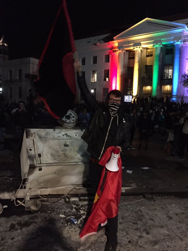 ChrisGEdwards's tweet photo. #punchnazis @ #UCB #Protest  #MiloYiannopoulos #Sfbay  #resist #impeach #BREAKING #News #LGBT #Berkeley #maga #fucktrump https://t.co/1SvkPkWW0N