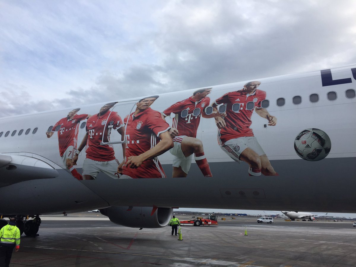 Suhrfam's tweet photo. @FCBayern At work today and my favorite team shows up!!! #FCBayern #flylh #airplanespotter #Lufthansa #EWR https://t.co/qtKI6iX4TE