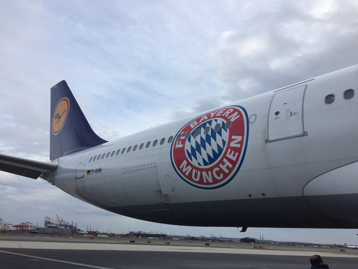 Suhrfam's tweet photo. @FCBayern At work today and my favorite team shows up!!! #FCBayern #flylh #airplanespotter #Lufthansa #EWR https://t.co/qtKI6iX4TE