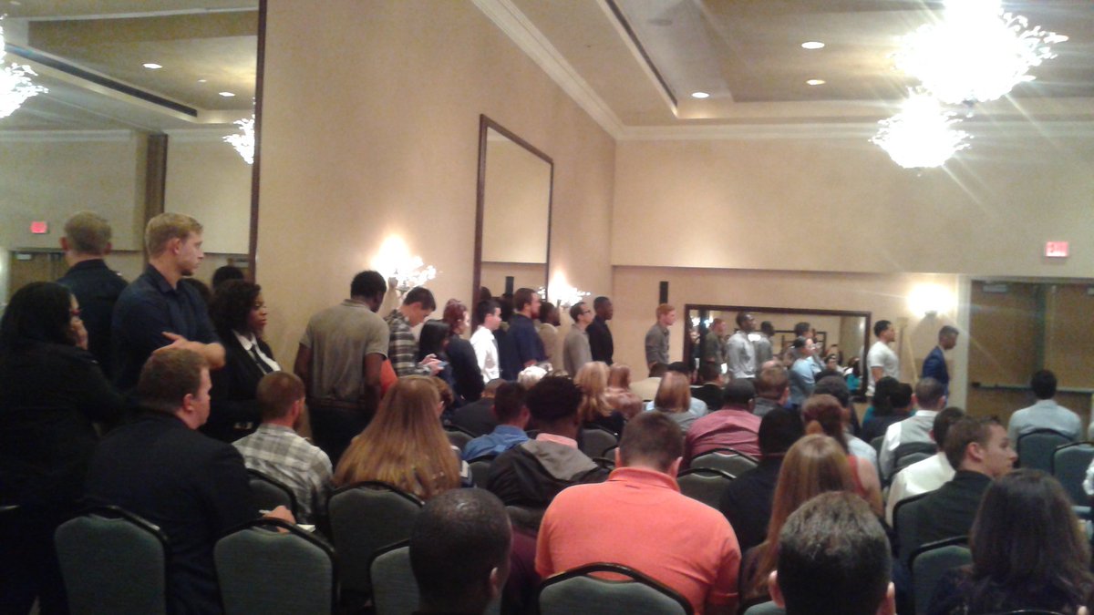 SydneyC2015's tweet image. Huge line for new 100pv pins. I'd say it's growing! #1KStrong @LtdTanTan @B2G200