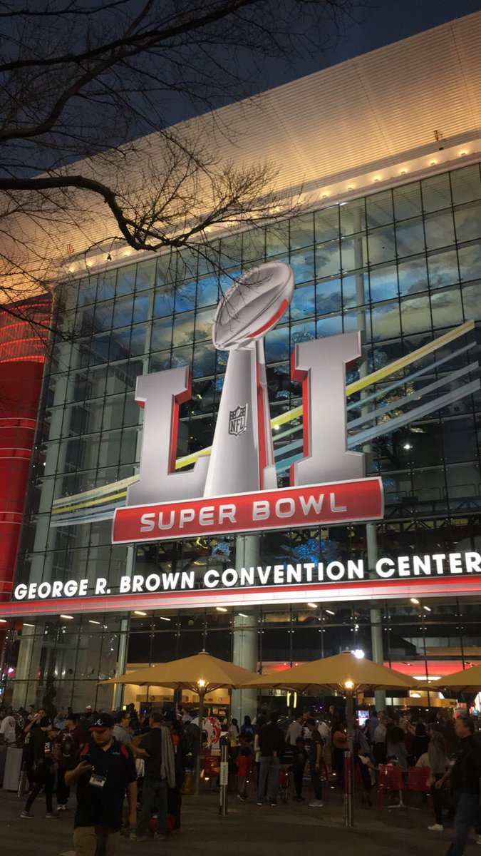 JLo82987's tweet photo. #SuperBowl festivities!! 🏈 https://t.co/5EJBCan6Q9