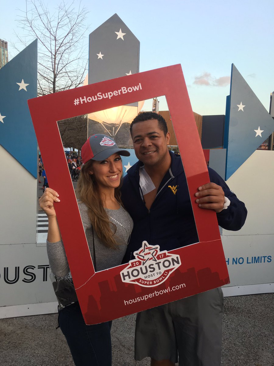 JLo82987's tweet photo. #SuperBowl festivities!! 🏈 https://t.co/5EJBCan6Q9