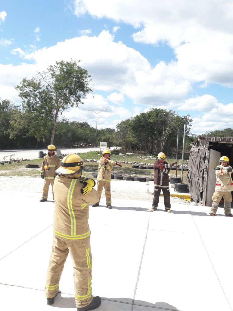 Bomberos_Tulum's tweet photo. Ser bombero es un honor y en @Bomberos_Tulum todos los días procuramos merecer ese honor. @Romi_DzCa #BomberosAvanzando #AvanzandoJuntos https://t.co/vK559DdzTo