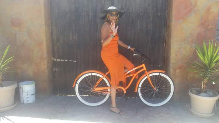bicyclesbeyond's tweet photo. Our gorgeous @JanineJohnson77 displaying our brand colour on an uber cool #JohnnyLoco #orange #oranje #whitewalltyres 👌 https://t.co/y1axvXIBxT