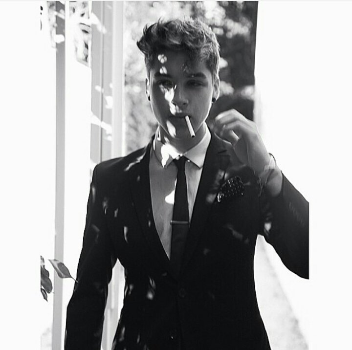 alexanderW_rpg's tweet image. « Tes yeux se plongeant dans les miens sont la voie lactée. »