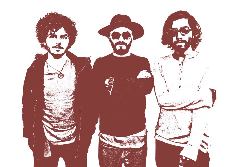 CapituloFin's tweet image. ...Pero los años olvidan, la sangre hierve, la carne despierta y la luna no duerme.