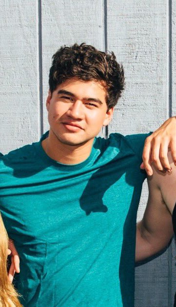 brehoneyyyy_'s tweet photo. a concept: calum with his short curly hair, his natural skin tone shining, and a that colored shit 😭👏 https://t.co/LJ7x9iDDuT