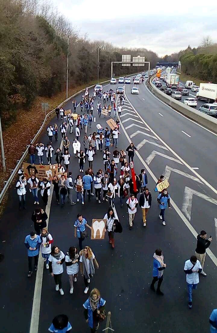 Guillaum1E's tweet photo. Nantes 250 futurs dentistes @MarisolTouraine patients en #DENTger Abandon prévention @BFMTV @TF1 @France2_Infos @nicolasrevel @hollande https://t.co/TQzxpAevQ1