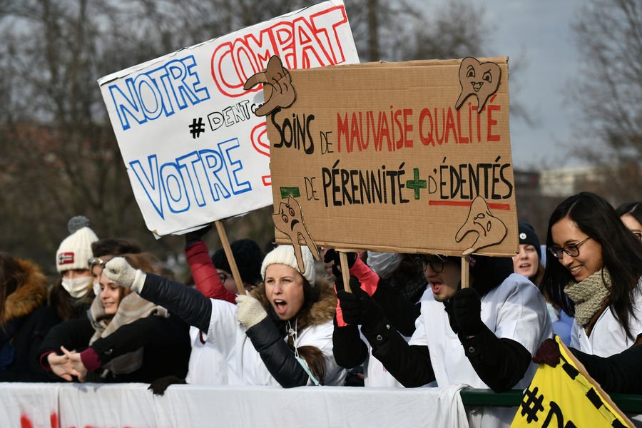 Guillaum1E's tweet photo. Futurs dentistes en colère Nantes Patients en #DENTger @France2_Infos @itele @France3tv @AssembleeNat @MarisolTouraine @LEXPRESS https://t.co/pEhmZ1PCcl