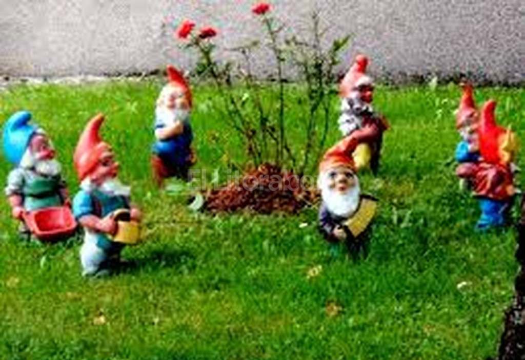 PabloFredes_PDF's tweet image. #Harto Otra vez los "amigos de lo ajeno" se llevaron los farolitos, enanos, y adornos del jardín. Vivir resignados no es bueno. #FA12