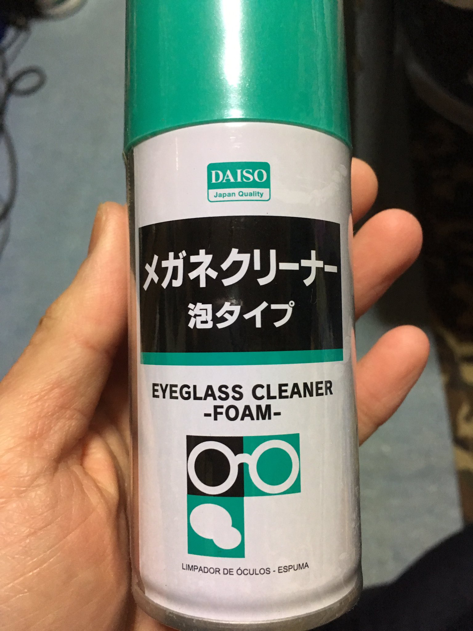 天魔銀 Sur Twitter ダイソーのメガネクリーナー 説明通り泡を柔らかい布に出してメガネに付けてしばらくしてから拭き取る 泡の白っぽい跡がレンズに残る トリガー式のメガネのシャンプー同様泡を直接メガネにかけて少し待って水で流すとあら不思議 超綺麗 布とか