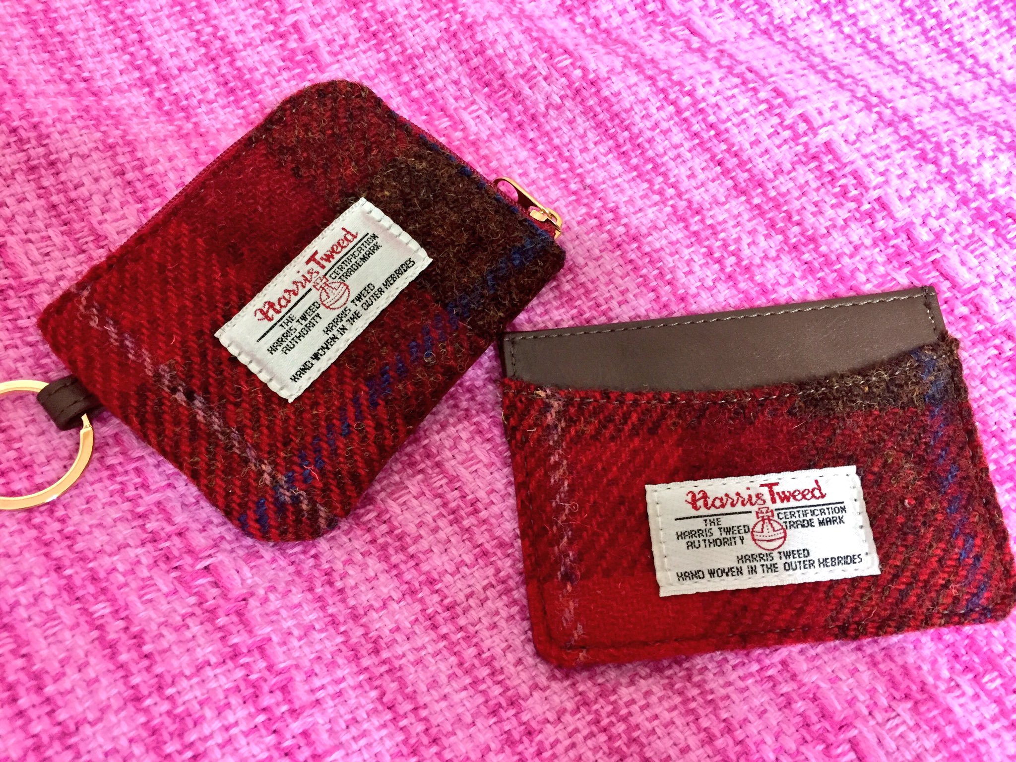 いちご ダイソー ハリスツイードとコラボしてんのね 思わず定期入れとコインケース買っちゃったわよ 400円と500円 T Co Rswqzbtq2o Twitter
