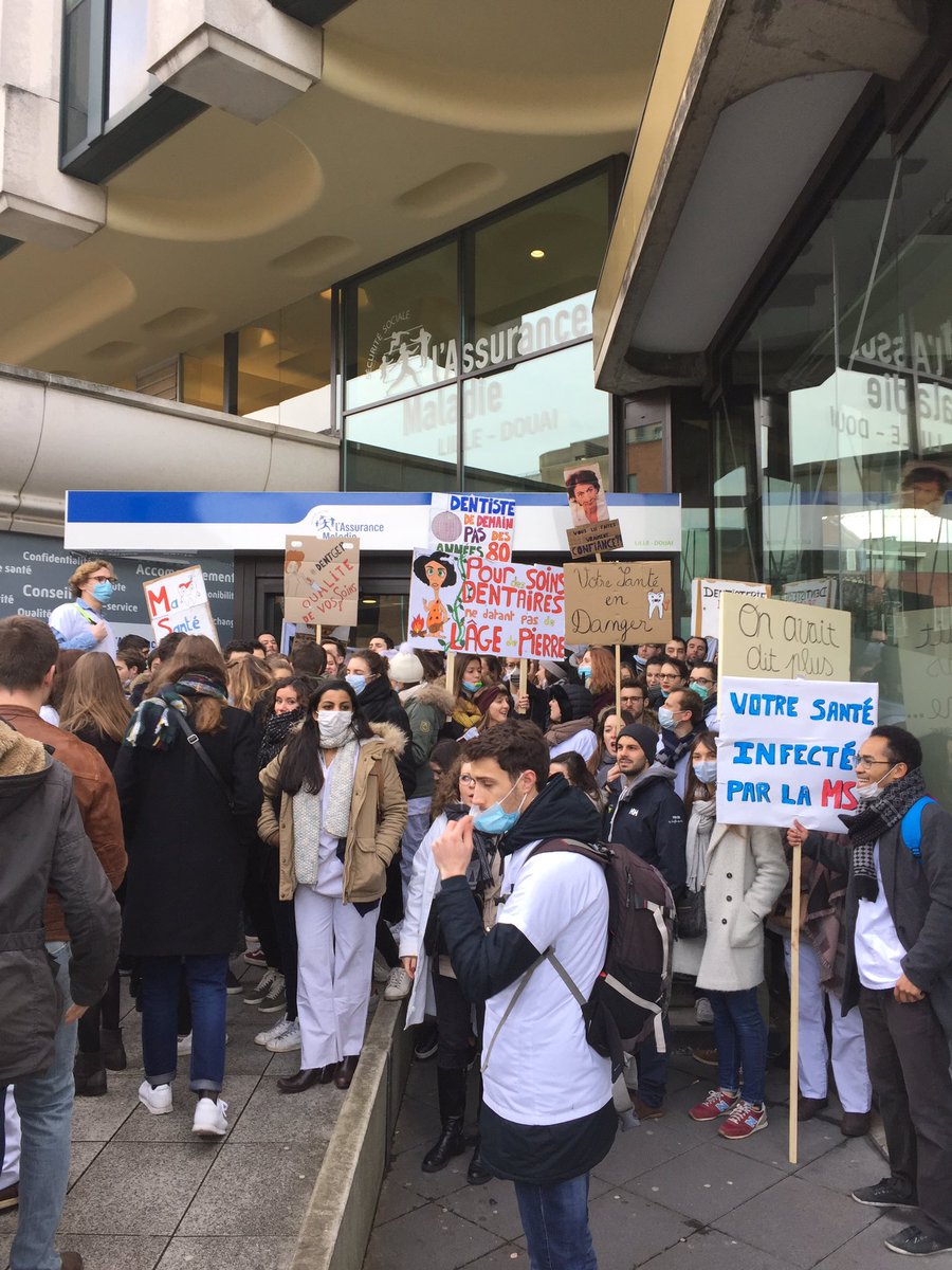 HermansClement's tweet photo. Nouvelle action des étudiants de Lille avec un passage à la CPAM ! Félicitations aux graphistes 😉 #DENTger https://t.co/PlBELVo90T