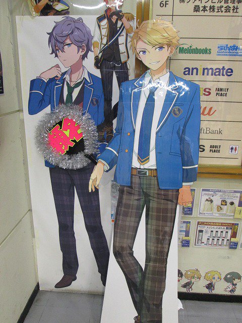 animatekumamoto's tweet photo. 【転校生のみなさんお元気ですか！】あんさんぶるスターズ！フェアを間近に控え浮足立ったスタッフ…、気合を入れてコーナー制作中ですクマ☆先週から仲間入りした麗しい嵐ちゃん先輩のやや等身大パネルを見つけてくださった転校生さんも多いかと思います。ぜひ会いに来てクマさい♪ https://t.co/GDI7wuCpK9