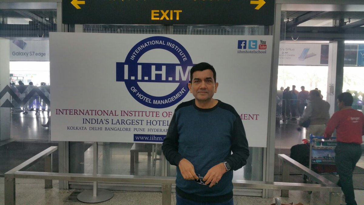 Rahul_2498's tweet photo. @ycolympiad celebrity CHEF @SanjeevKapoor at Kolkata #feel_the_vibration https://t.co/RM01kDn7OZ