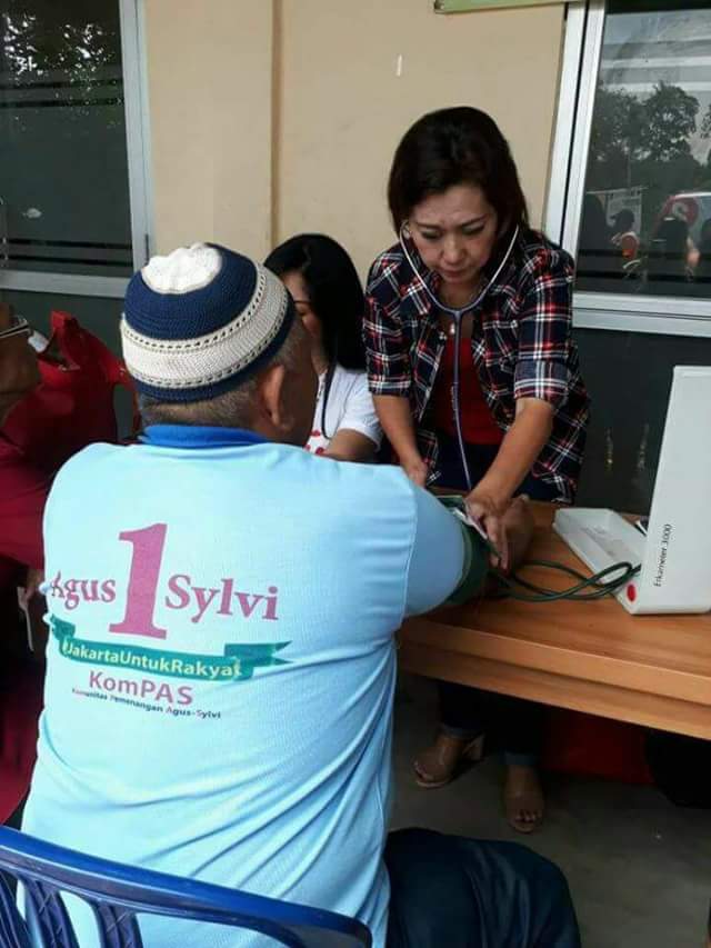 kurawa's tweet photo. Dokter itu Ahok, pasien itu AHY 😂 RT @TrolleyAdvisor: @kurawa https://t.co/qRadrTvqdT