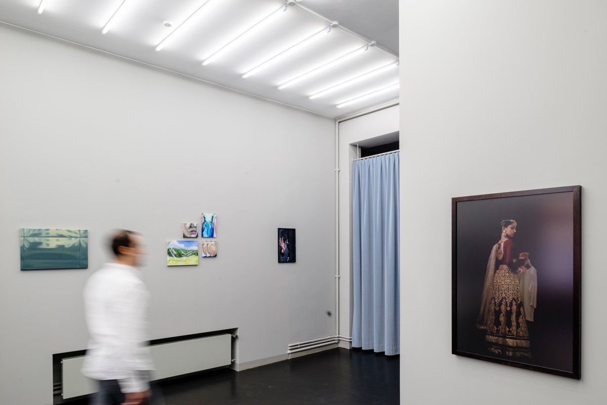 Einblicke in die aktuelle #Ausstellung NEUE #GESICHTER. Thorben Eggers (links) und ein #Porträt (rechts), #fotografiert von Eduard Zent.