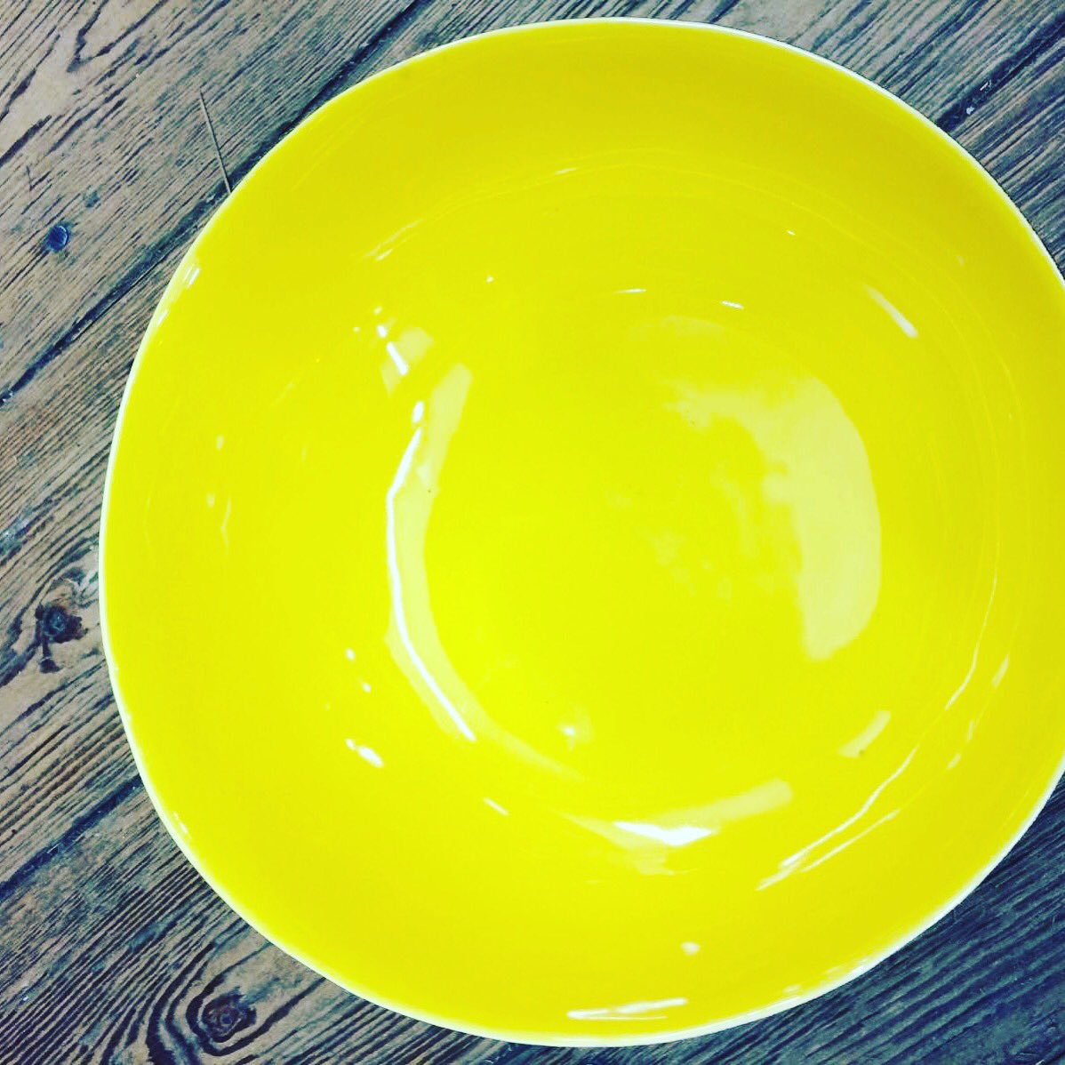 quirkitudinous's tweet photo. Asymmetric bowl, the inside with fabulously bright egg-yolk yellow glaze
30cm. diam https://t.co/WXlDFVoTVk