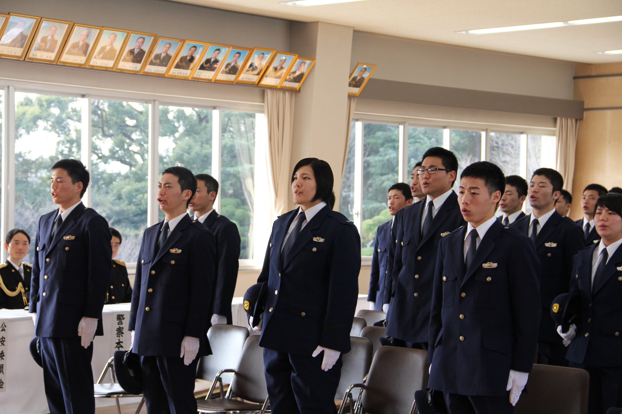 熊本県警察本部 警察学校通信 ポリスcool 1月30日は 私達学生43人 高卒程度 の卒業式でした 教官方の厳しい中にも愛情溢れる御指導のおかげで警察官としての基礎を身につけることができました 警察学校での10か月は一生の宝物です 熊本県警察本部 警察学校通信 ポリスcool 1月30日は 私達学生43人 高卒程度 の卒業式でした 教官方の厳しい中にも愛情溢れる御指導のおかげで警察官としての基礎を身につけることができました 警察学校での10か月は一生の宝物です