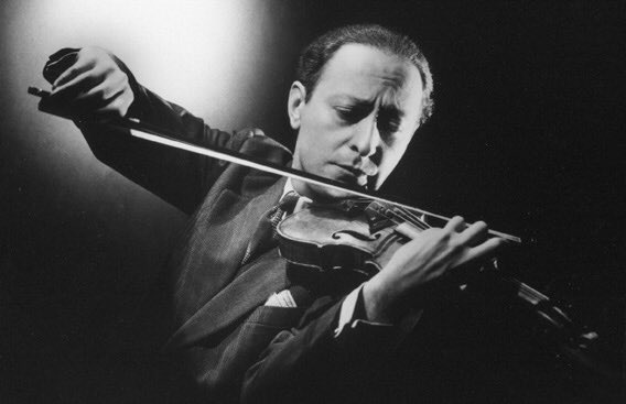 PlateaMagazine's tweet photo. #Undiacomohoy de 1901 nacía el virtuoso violinista ruso Jascha Heifetz. Debutó a los 7 años con el concierto de Mendelssohn! #MúsicaEnPlatea https://t.co/rAEevvvllJ