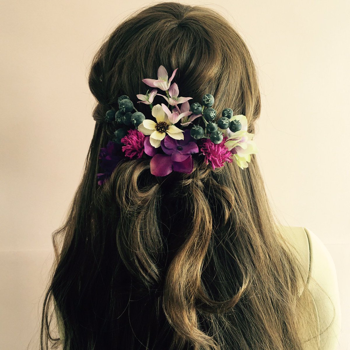 Flannerica 花屋 A Twitter ブログを更新しました お花いっぱい髪飾り T Co Kobkkscozq 花嫁姿の仕上げに欠かせない髪飾り 後ろ姿にもこだわって可愛くキュートに決め ウェディング ブーケ ウェディングブーケ 結婚式 挙式 プレ花嫁 花屋 花