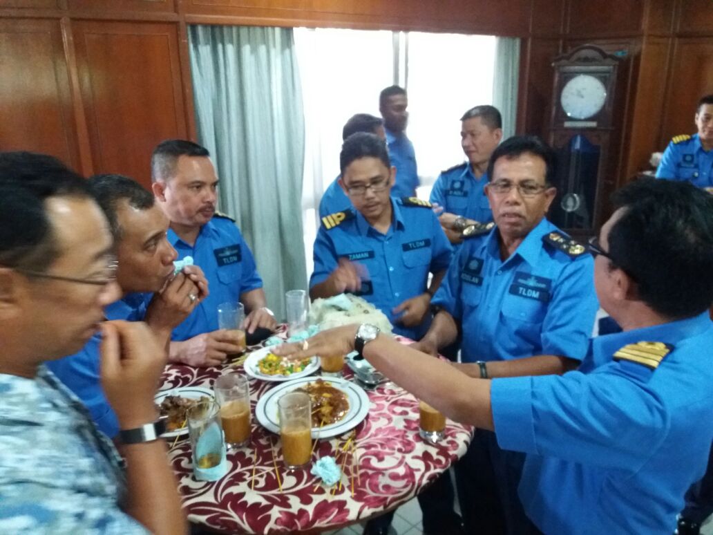 MPA_Barat's tweet image. Gin Pennant berkibar di Wisma Samudera meraikan pegawai #TLDM yg dinaikkan pangkat #NavyTradition #NavyPeople  @roslan1531 @tldm_rasmi
