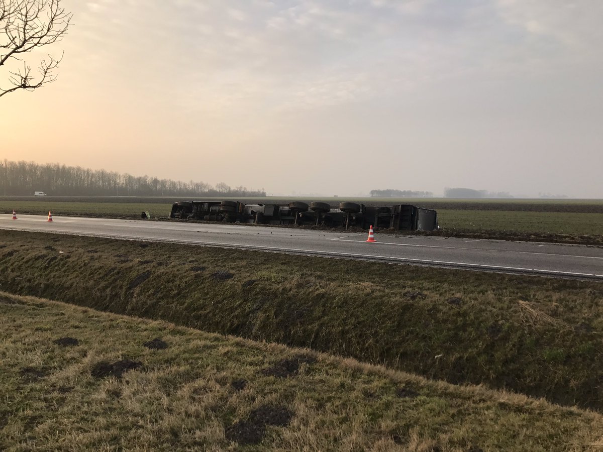 N999 tussen Garsthuizen en Zandeweer ligt een vrachtwagen in de sloot
